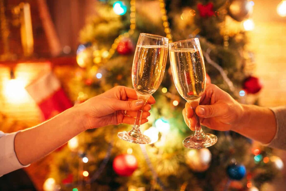 photodune-21578542-two-hands-clink-glasses-with-champagne-christmas-xxl-2